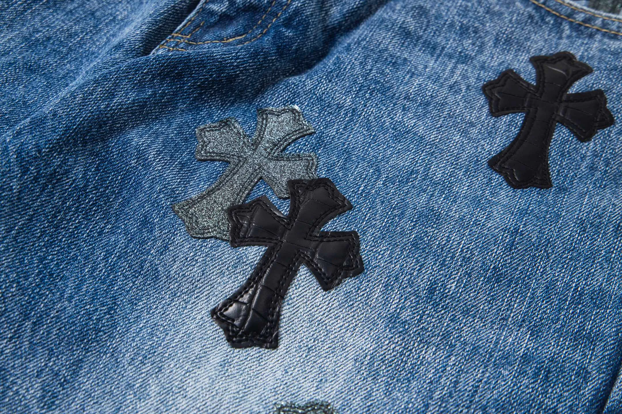 P270 💰 (Top version) Chrome Hearts/Chrome Hearts 25FW CH starry sky leather cross bamboo jeans adopt starry sky theme patchwork elements, mostly in the shape of a cross, with glitter on the leather surface. Unique design, simple and elegant details, exquisite workmanship, the entire trousers are neatly routed, and the details are in place! It’s also so cool that both men and women can easily control it. It’s a gender-neutral trendy up version. Color: blue Size: 28-30-32-34-36 (corresponds to S-M-L-XL-XXL)
